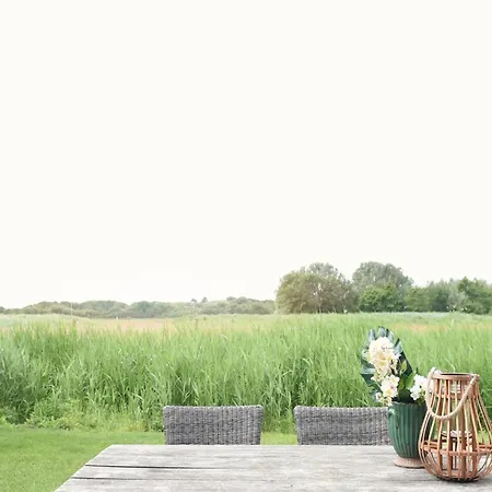 With Terrace With Sufficient Garden Nyaraló